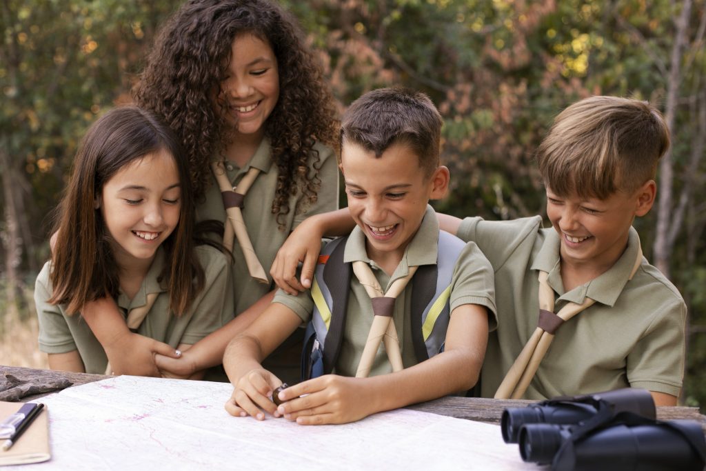 Crianças em grupo de férias a jogar